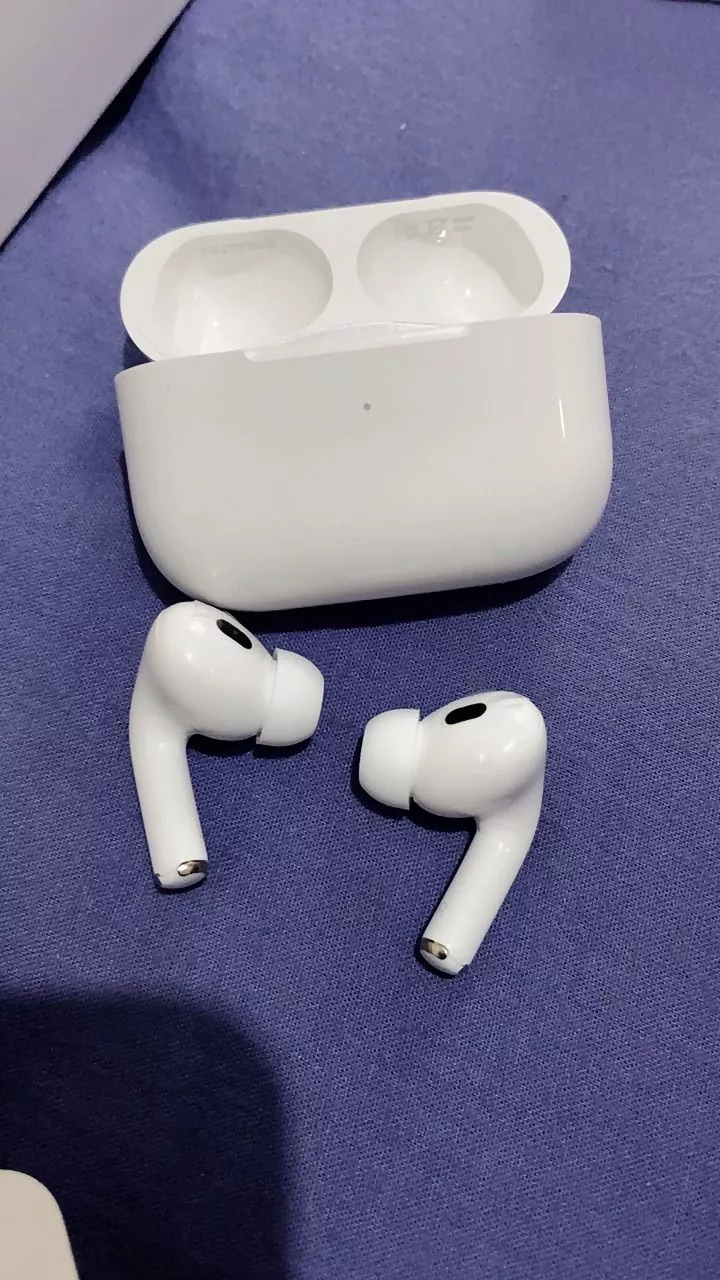 Fones e estojo SONORA fotografados em ambiente real