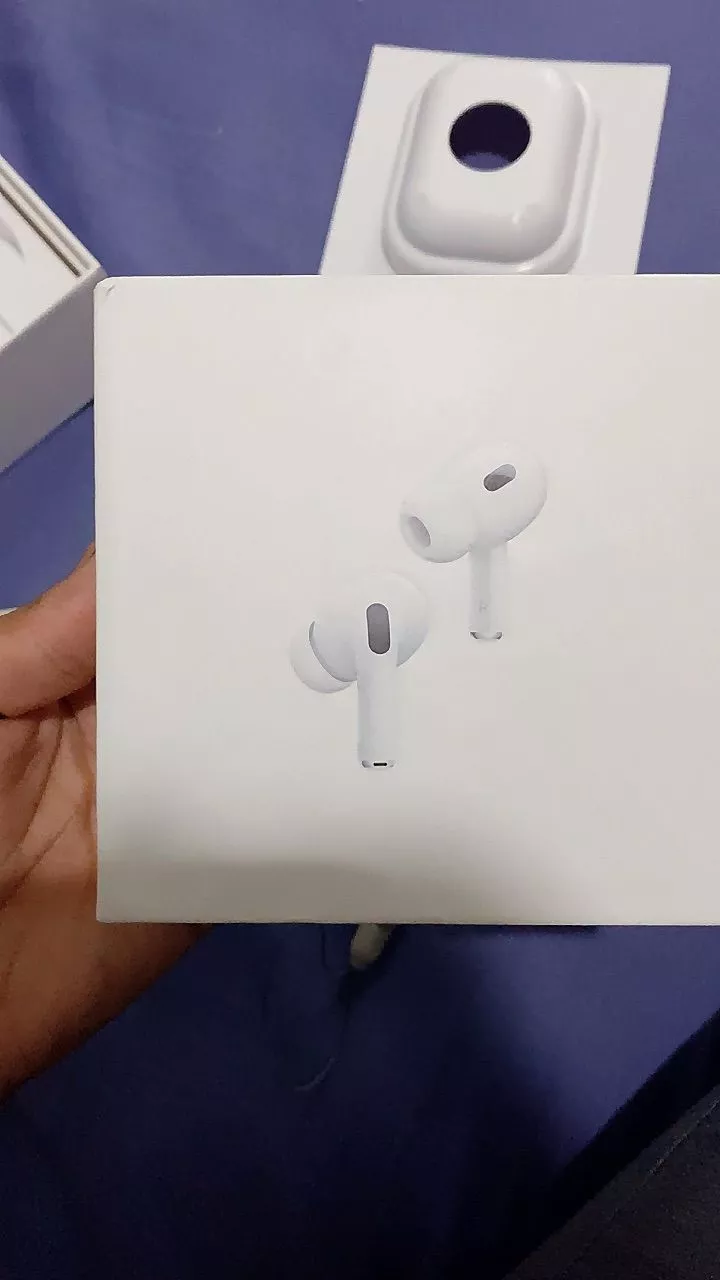 Estojo branco visto de perto em uma mesa