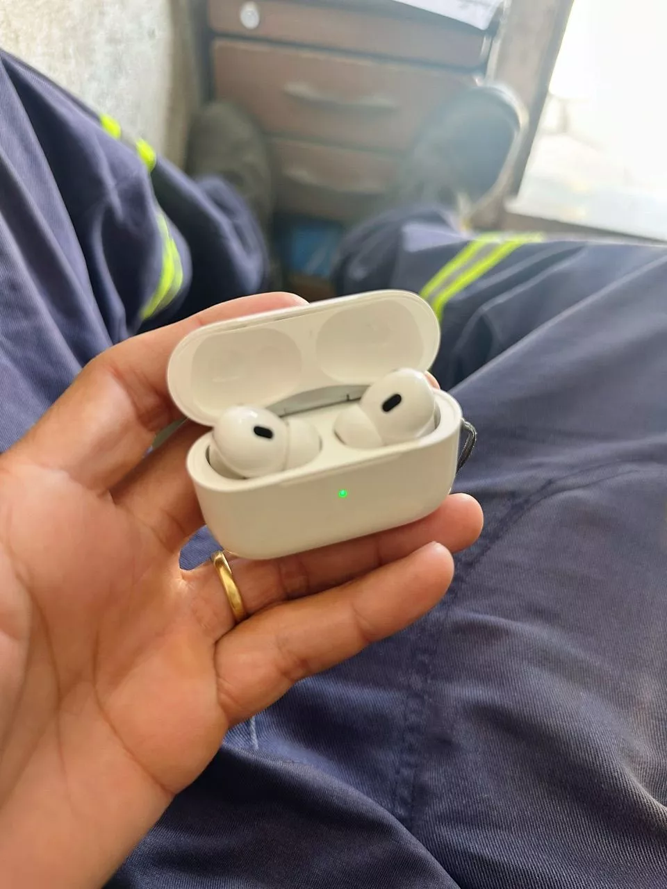 Kit de fones, estojo e acessórios sobre tecido