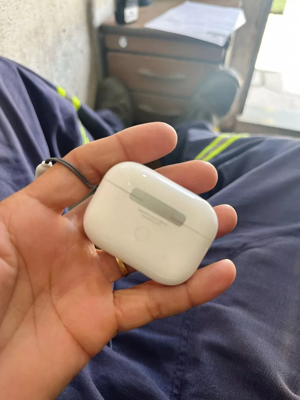 Estojo branco mostrado ao lado da caixa